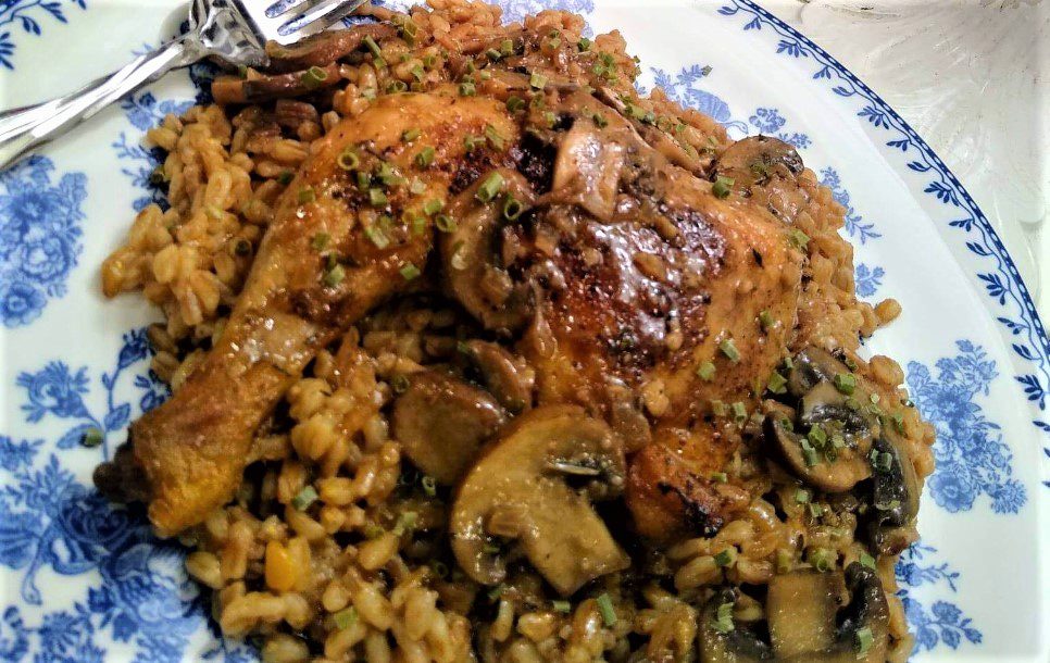 Cremoso pollo al marsala con funghi e risotto ai porcini