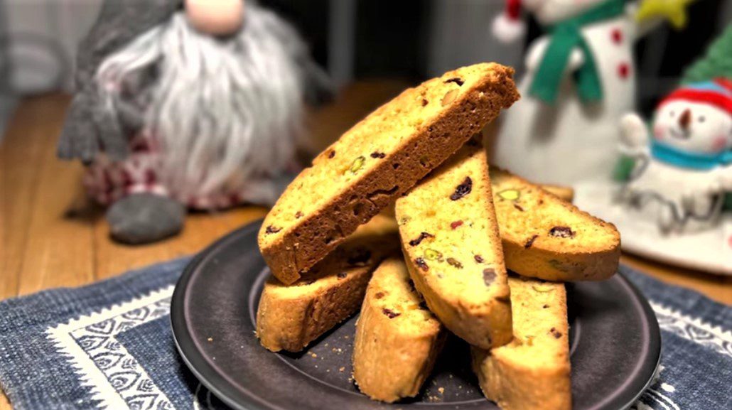 Festosi biscotti ai mirtilli rossi e pistacchi