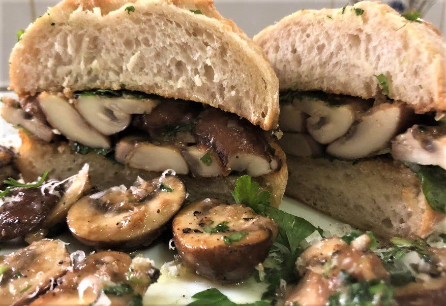 Involtini di ciabatta con funghi all'aglio e parmigiano