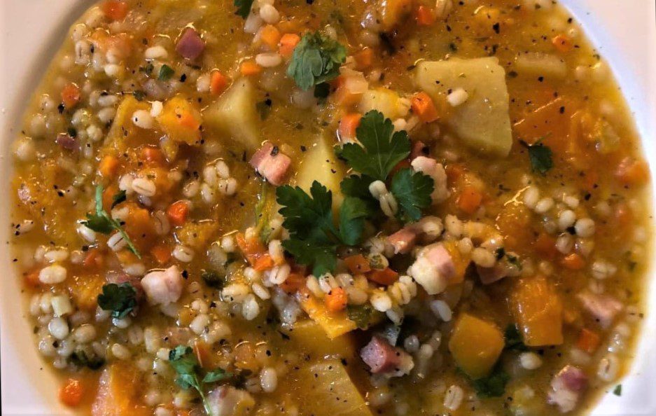 Zuppa di orzo perlato e verdure con pancetta