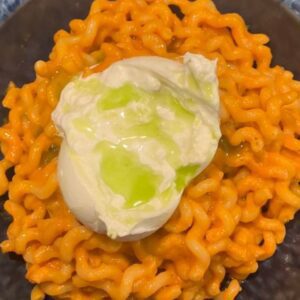 fusilli al sugo di pomodoro e buratta